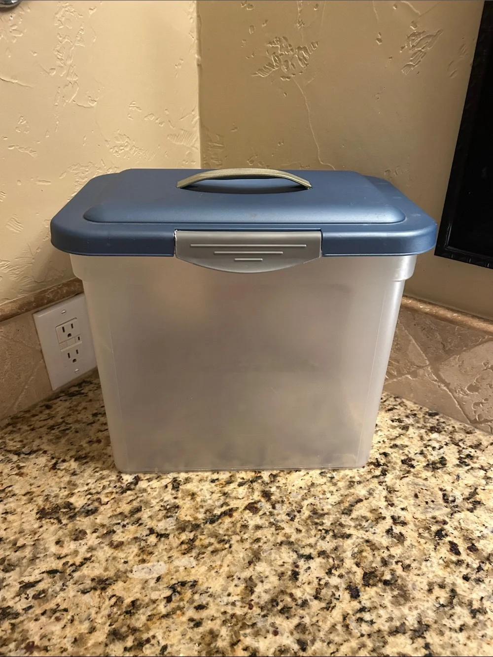 Sterilite Storage Lid with Gold Handle Accent